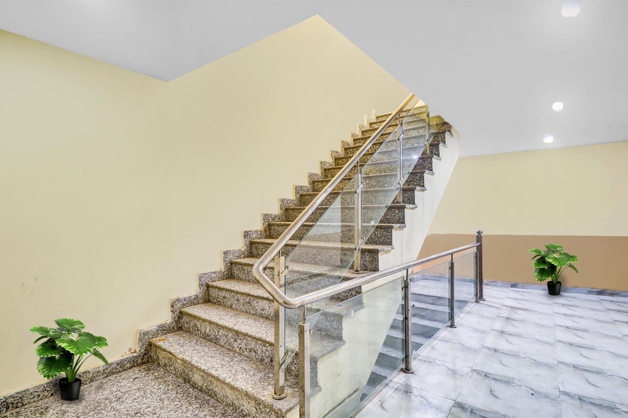 Hotel O Prince Home Stay Near Ambience Mall New Delhi Ngoại thất bức ảnh